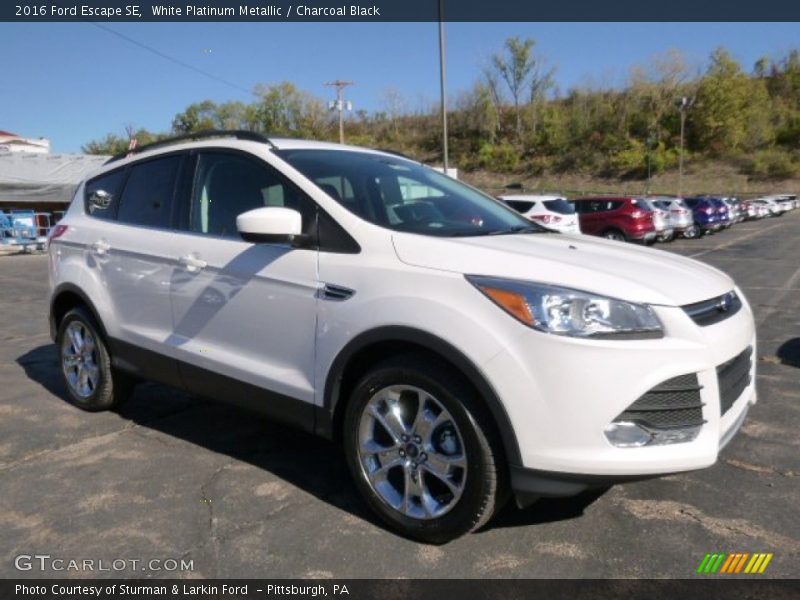 Front 3/4 View of 2016 Escape SE