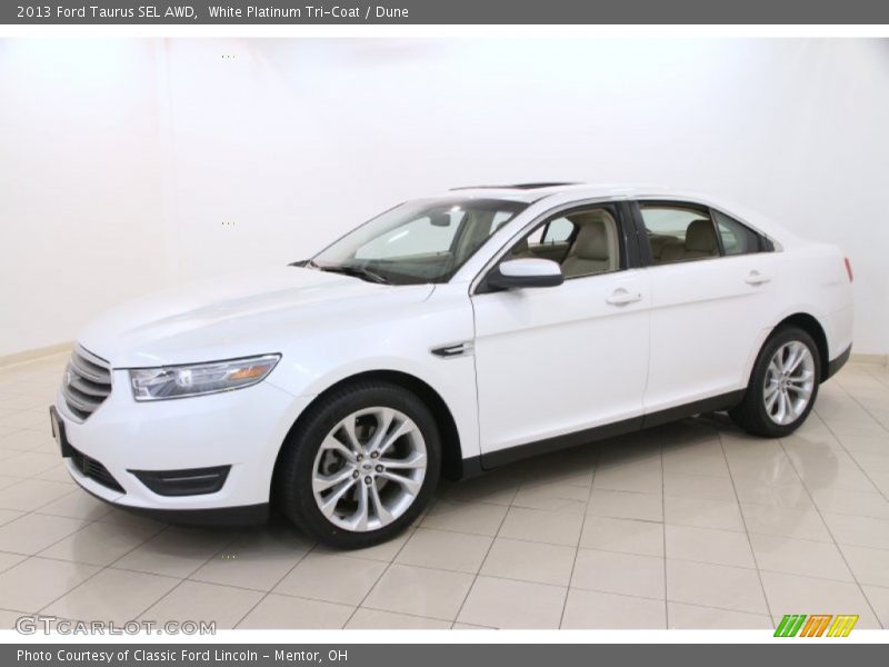 Front 3/4 View of 2013 Taurus SEL AWD