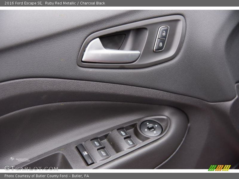 Ruby Red Metallic / Charcoal Black 2016 Ford Escape SE