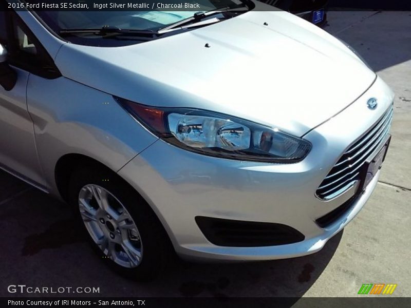 Ingot Silver Metallic / Charcoal Black 2016 Ford Fiesta SE Sedan