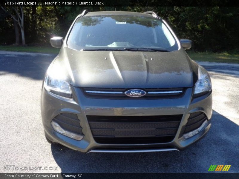 Magnetic Metallic / Charcoal Black 2016 Ford Escape SE