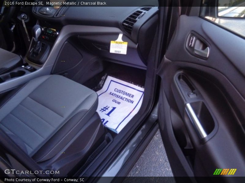 Magnetic Metallic / Charcoal Black 2016 Ford Escape SE