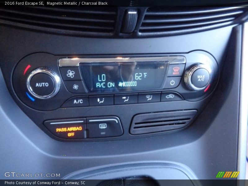 Magnetic Metallic / Charcoal Black 2016 Ford Escape SE