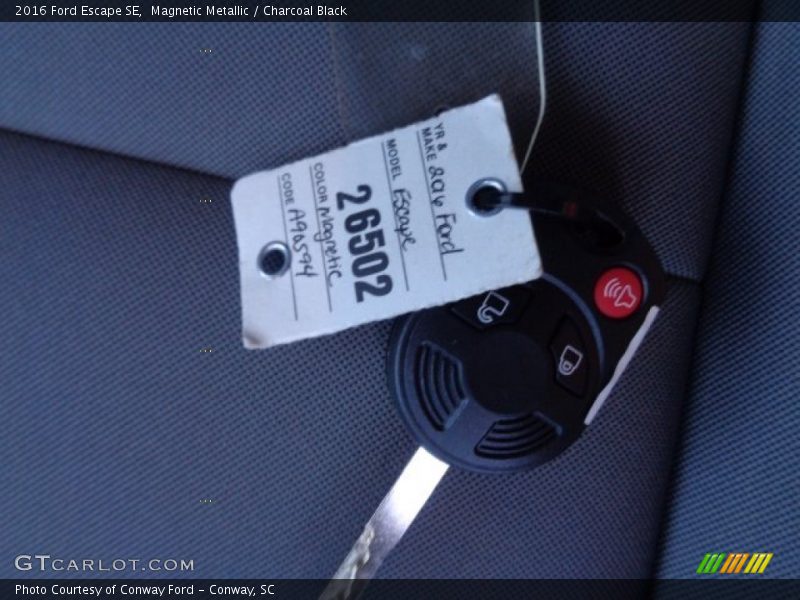 Magnetic Metallic / Charcoal Black 2016 Ford Escape SE