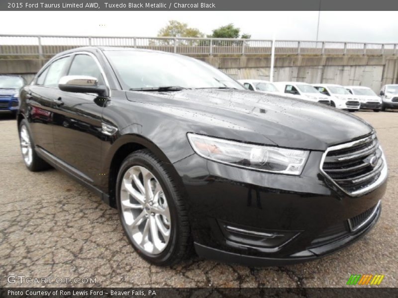 Front 3/4 View of 2015 Taurus Limited AWD