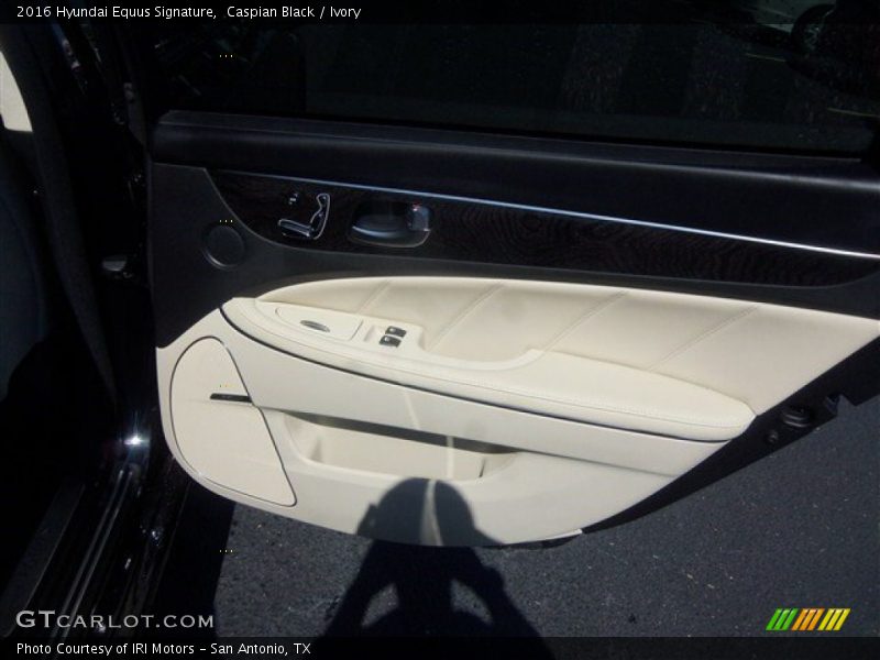 Door Panel of 2016 Equus Signature