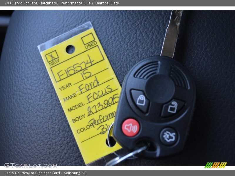 Performance Blue / Charcoal Black 2015 Ford Focus SE Hatchback