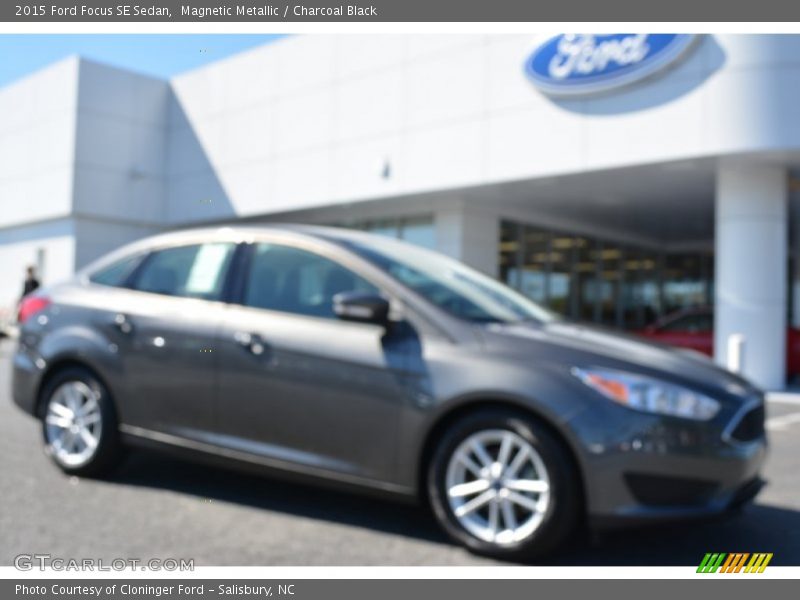 Magnetic Metallic / Charcoal Black 2015 Ford Focus SE Sedan