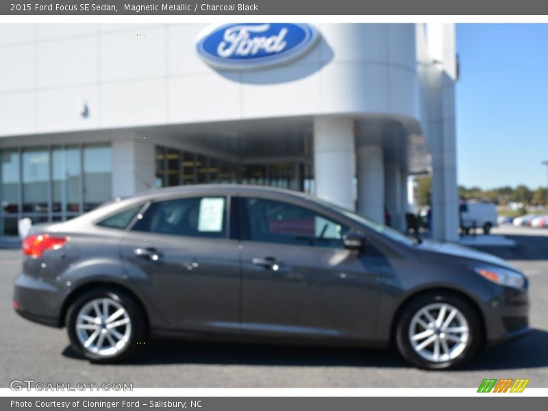 Magnetic Metallic / Charcoal Black 2015 Ford Focus SE Sedan