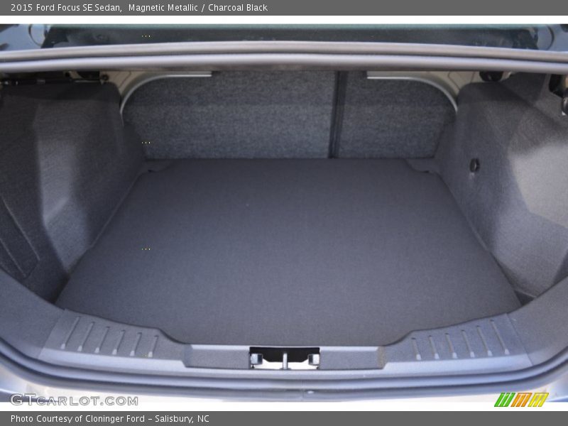 Magnetic Metallic / Charcoal Black 2015 Ford Focus SE Sedan