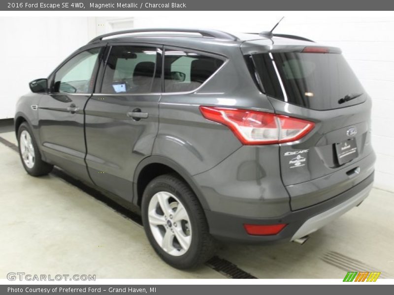 Magnetic Metallic / Charcoal Black 2016 Ford Escape SE 4WD