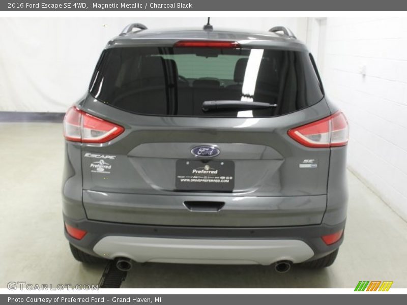 Magnetic Metallic / Charcoal Black 2016 Ford Escape SE 4WD