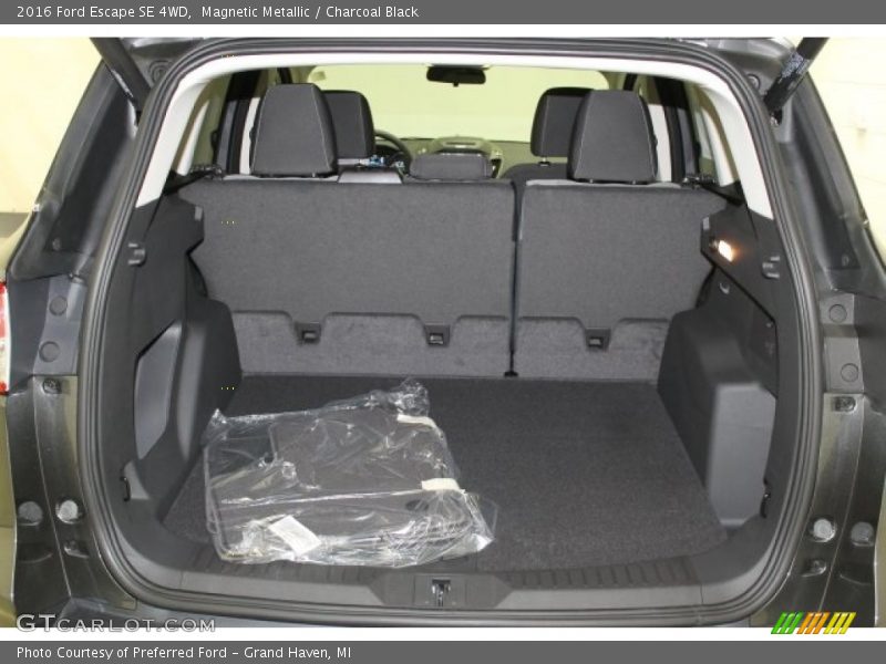 Magnetic Metallic / Charcoal Black 2016 Ford Escape SE 4WD
