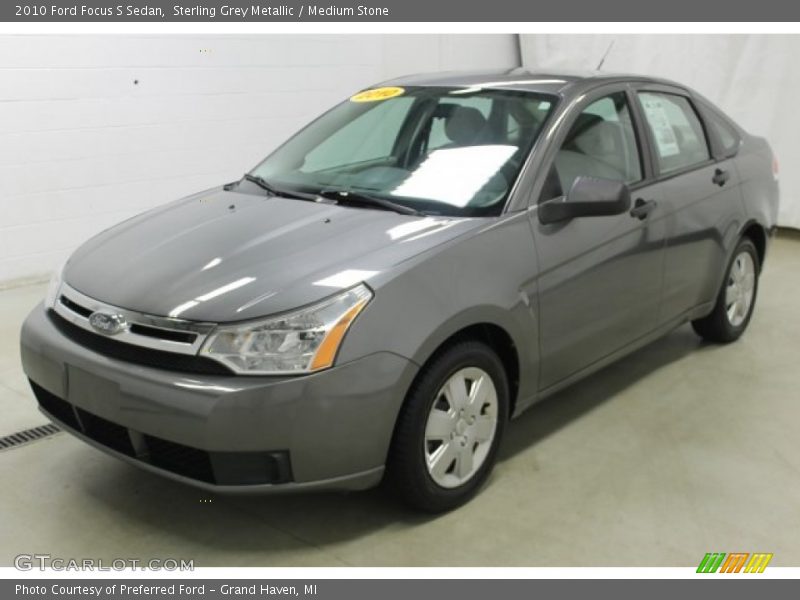 Front 3/4 View of 2010 Focus S Sedan
