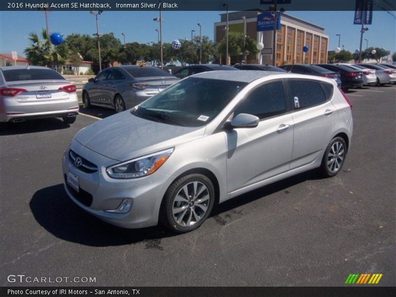 Front 3/4 View of 2016 Accent SE Hatchback