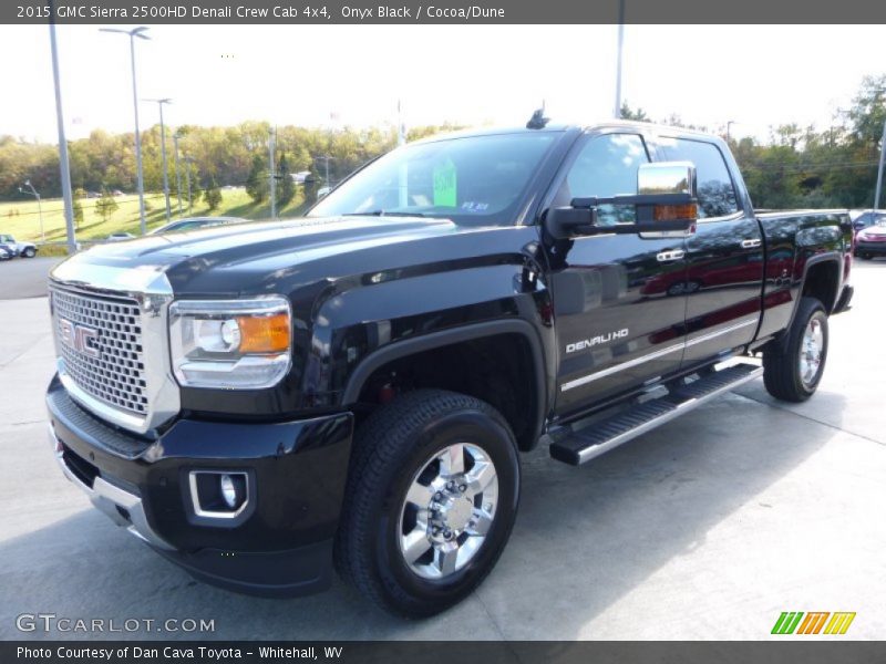 Front 3/4 View of 2015 Sierra 2500HD Denali Crew Cab 4x4