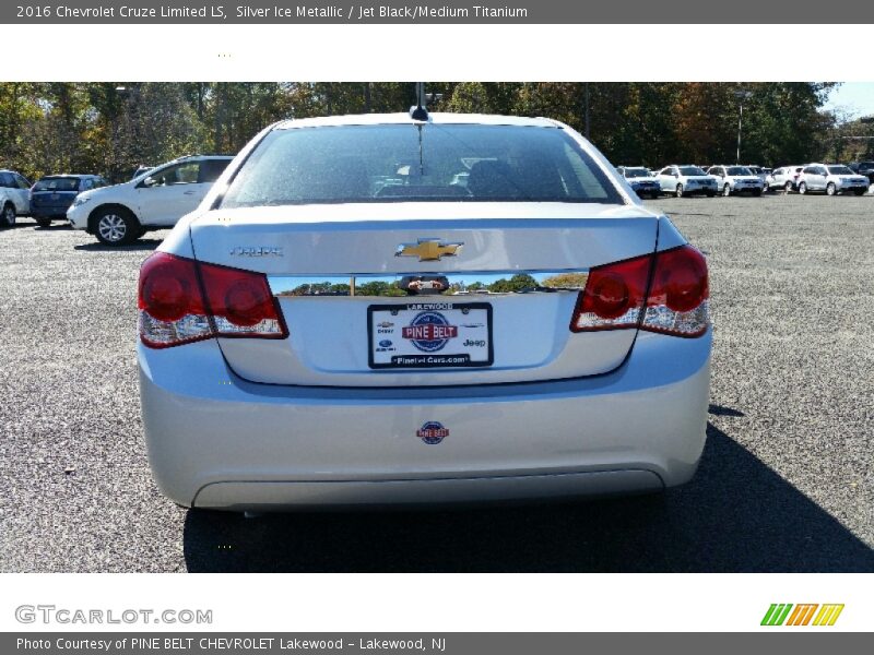Silver Ice Metallic / Jet Black/Medium Titanium 2016 Chevrolet Cruze Limited LS