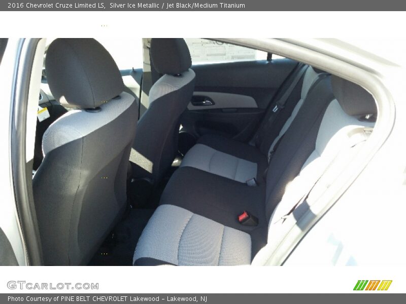 Silver Ice Metallic / Jet Black/Medium Titanium 2016 Chevrolet Cruze Limited LS
