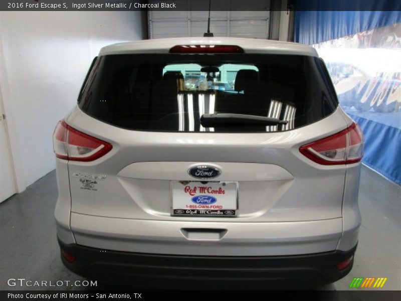 Ingot Silver Metallic / Charcoal Black 2016 Ford Escape S