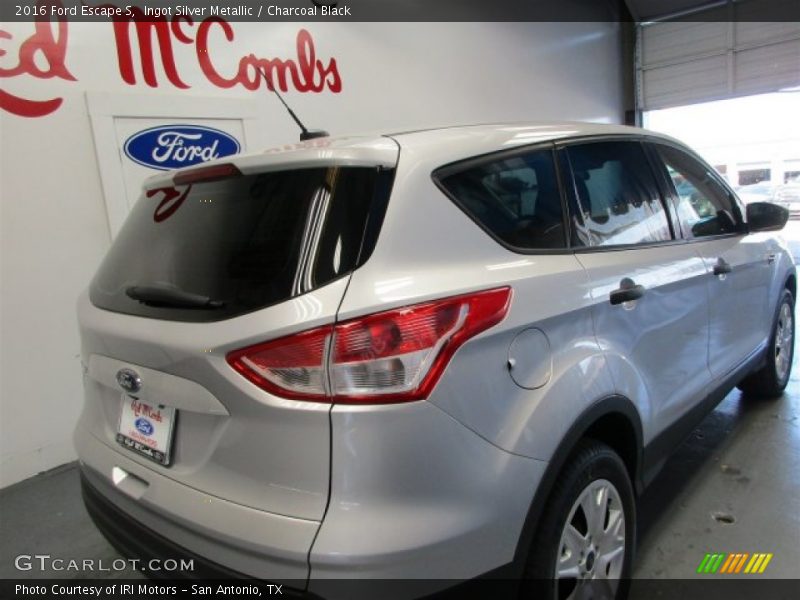 Ingot Silver Metallic / Charcoal Black 2016 Ford Escape S