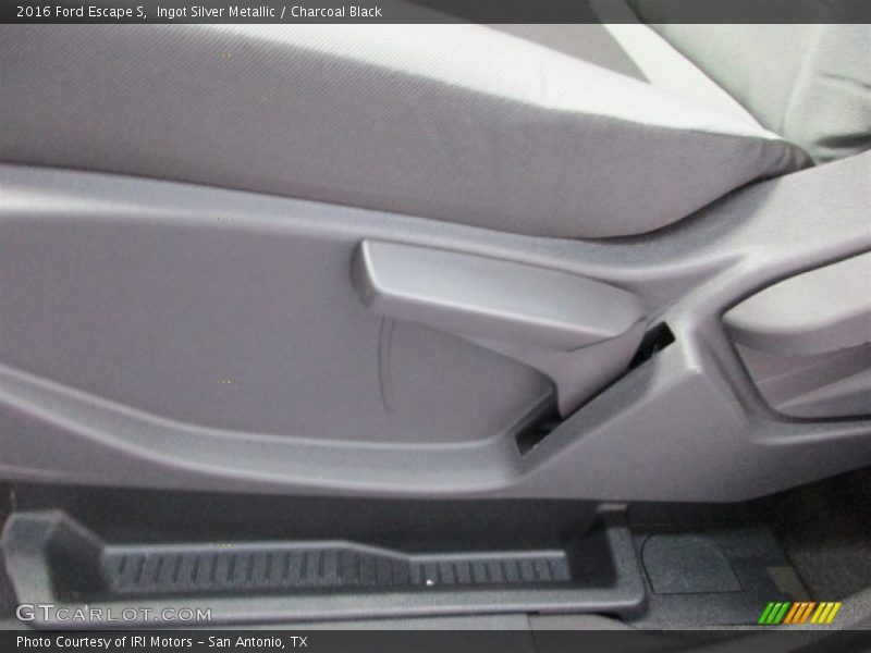 Ingot Silver Metallic / Charcoal Black 2016 Ford Escape S