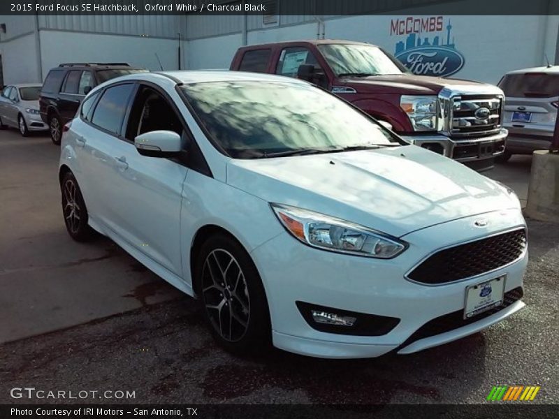 Oxford White / Charcoal Black 2015 Ford Focus SE Hatchback