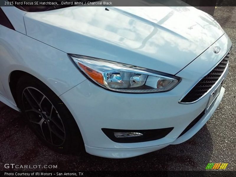 Oxford White / Charcoal Black 2015 Ford Focus SE Hatchback