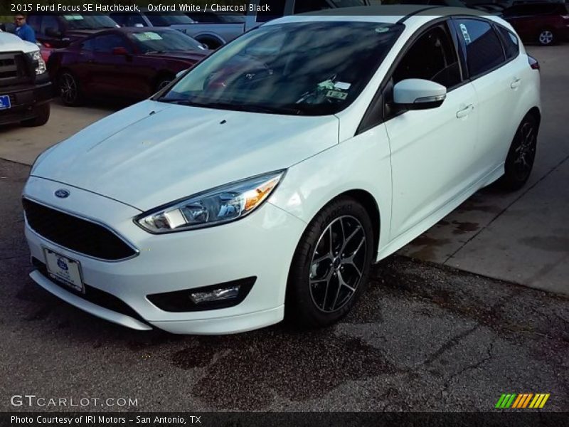 Oxford White / Charcoal Black 2015 Ford Focus SE Hatchback