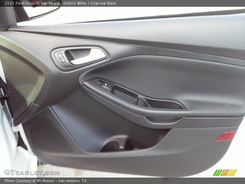 Oxford White / Charcoal Black 2015 Ford Focus SE Hatchback