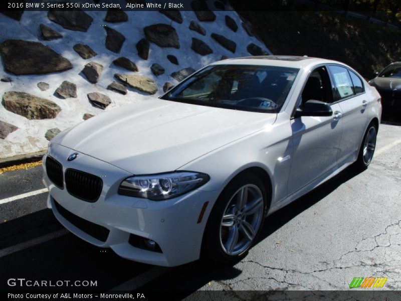 Front 3/4 View of 2016 5 Series 550i xDrive Sedan