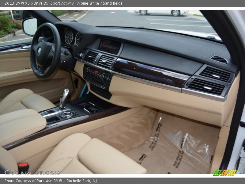 Dashboard of 2013 X5 xDrive 35i Sport Activity