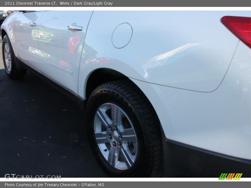 White / Dark Gray/Light Gray 2011 Chevrolet Traverse LT