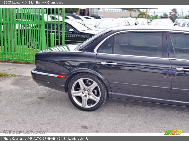 Ebony / Champagne 2005 Jaguar XJ XJ8 L