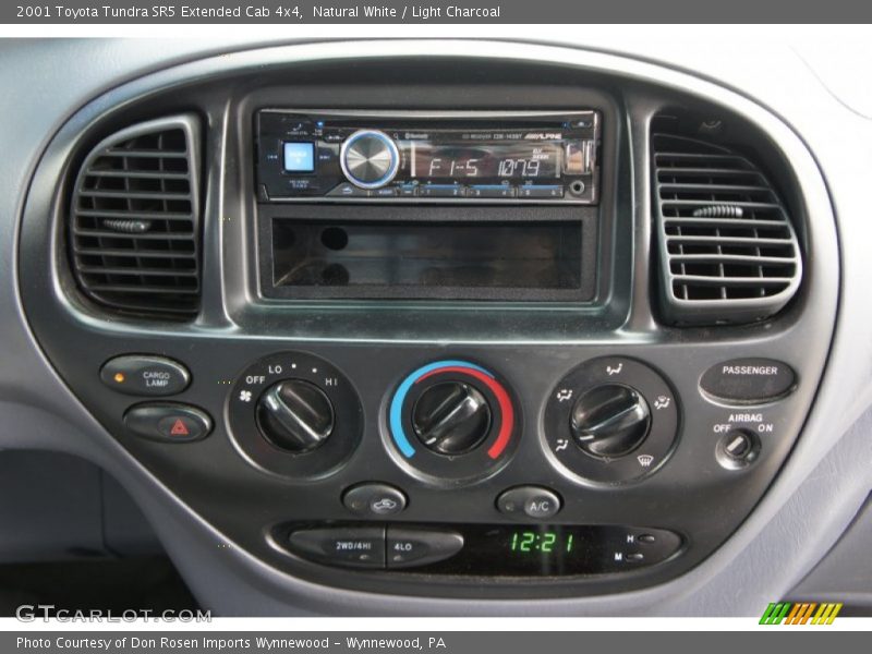 Natural White / Light Charcoal 2001 Toyota Tundra SR5 Extended Cab 4x4