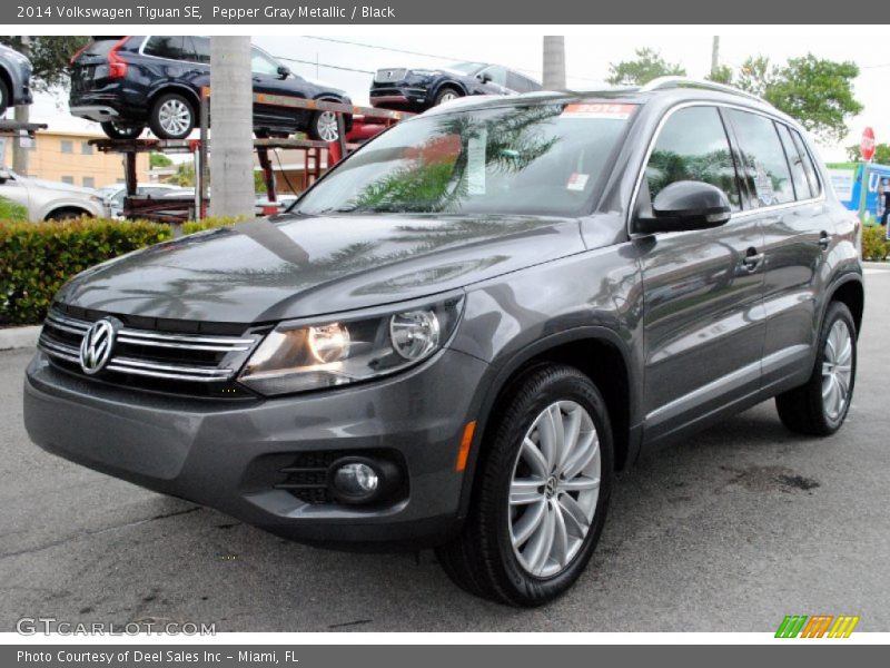 Pepper Gray Metallic / Black 2014 Volkswagen Tiguan SE