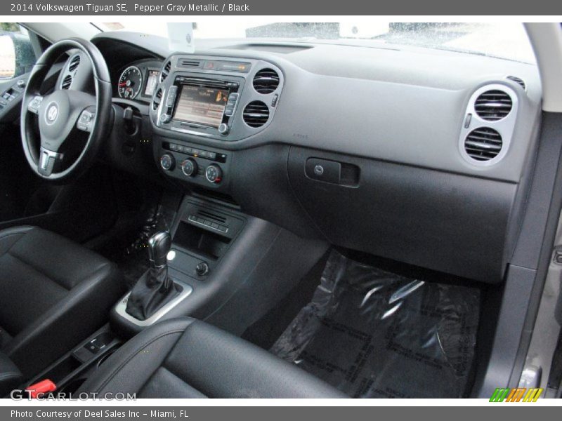Pepper Gray Metallic / Black 2014 Volkswagen Tiguan SE