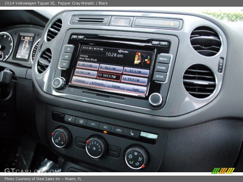 Pepper Gray Metallic / Black 2014 Volkswagen Tiguan SE