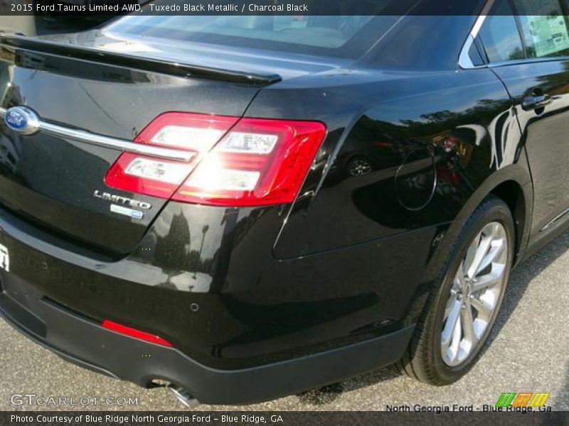 Tuxedo Black Metallic / Charcoal Black 2015 Ford Taurus Limited AWD