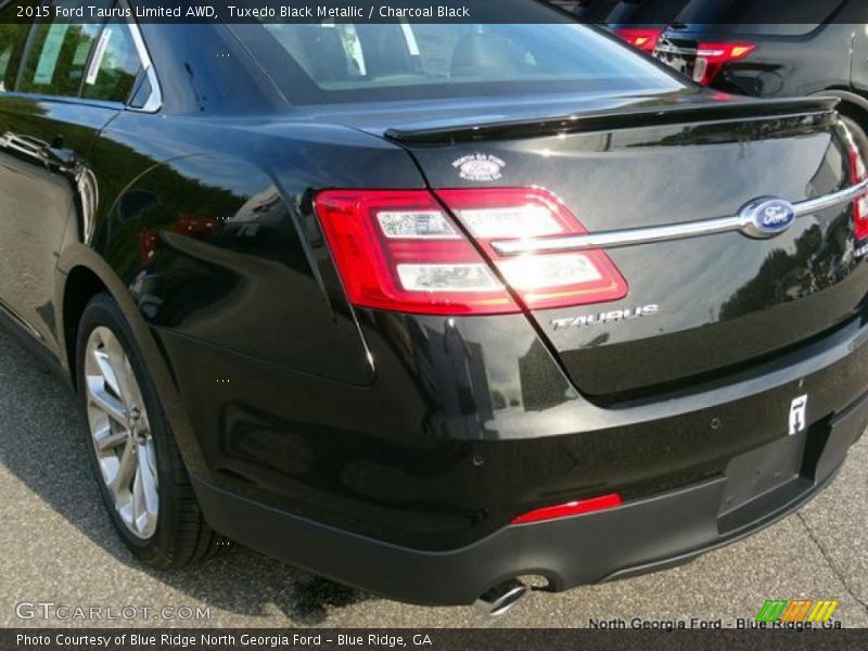 Tuxedo Black Metallic / Charcoal Black 2015 Ford Taurus Limited AWD