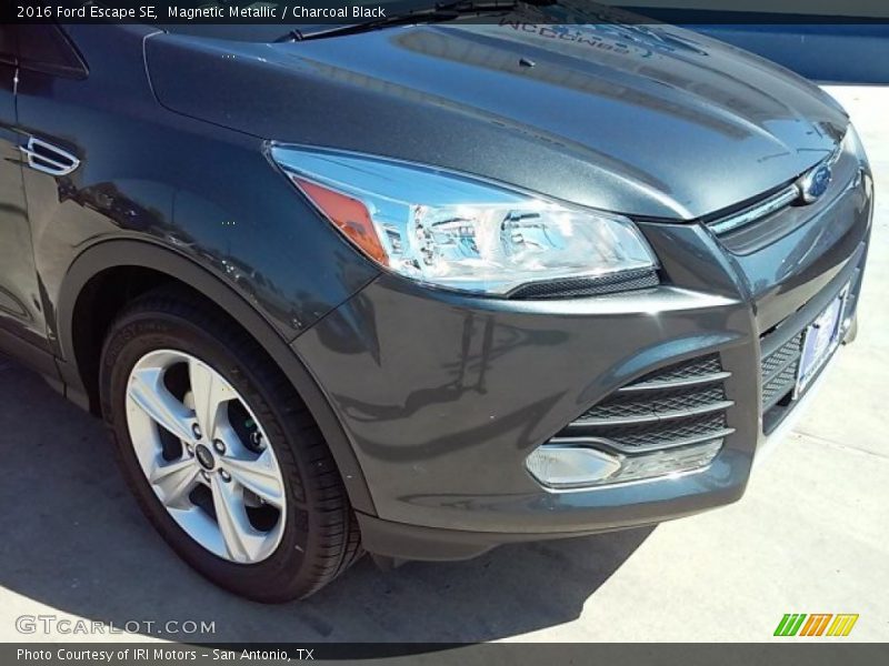 Magnetic Metallic / Charcoal Black 2016 Ford Escape SE