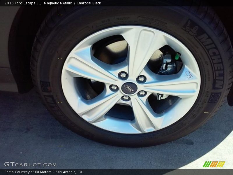 Magnetic Metallic / Charcoal Black 2016 Ford Escape SE