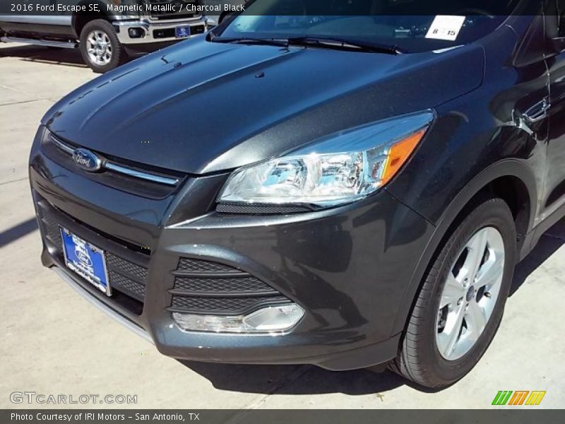 Magnetic Metallic / Charcoal Black 2016 Ford Escape SE