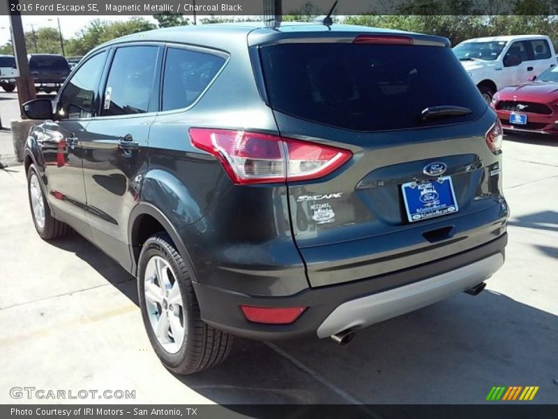 Magnetic Metallic / Charcoal Black 2016 Ford Escape SE