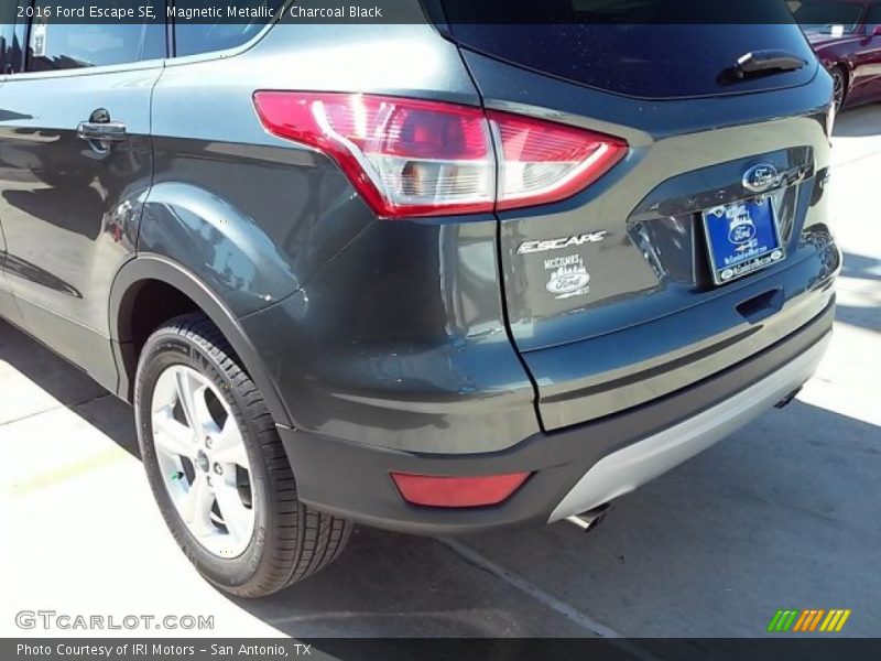Magnetic Metallic / Charcoal Black 2016 Ford Escape SE