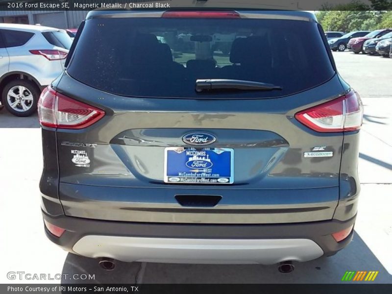 Magnetic Metallic / Charcoal Black 2016 Ford Escape SE