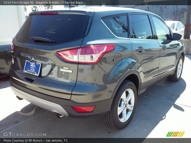 Magnetic Metallic / Charcoal Black 2016 Ford Escape SE