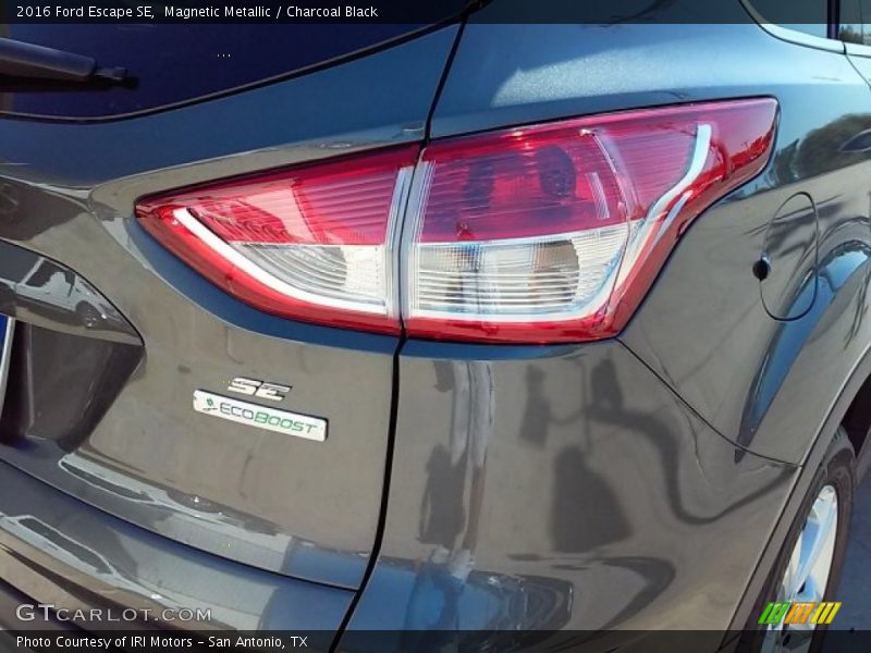 Magnetic Metallic / Charcoal Black 2016 Ford Escape SE