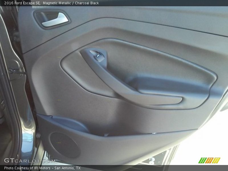 Magnetic Metallic / Charcoal Black 2016 Ford Escape SE