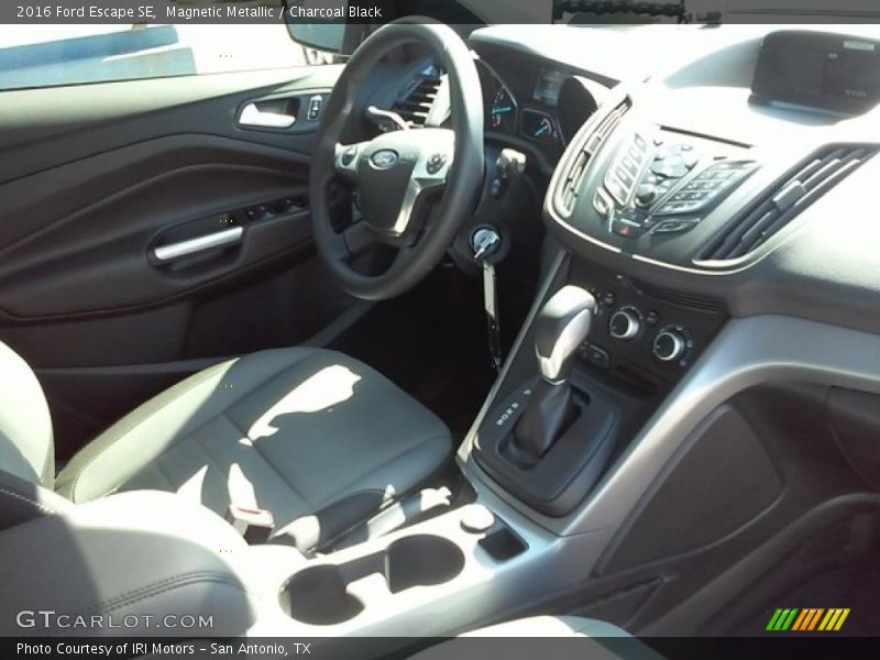 Magnetic Metallic / Charcoal Black 2016 Ford Escape SE