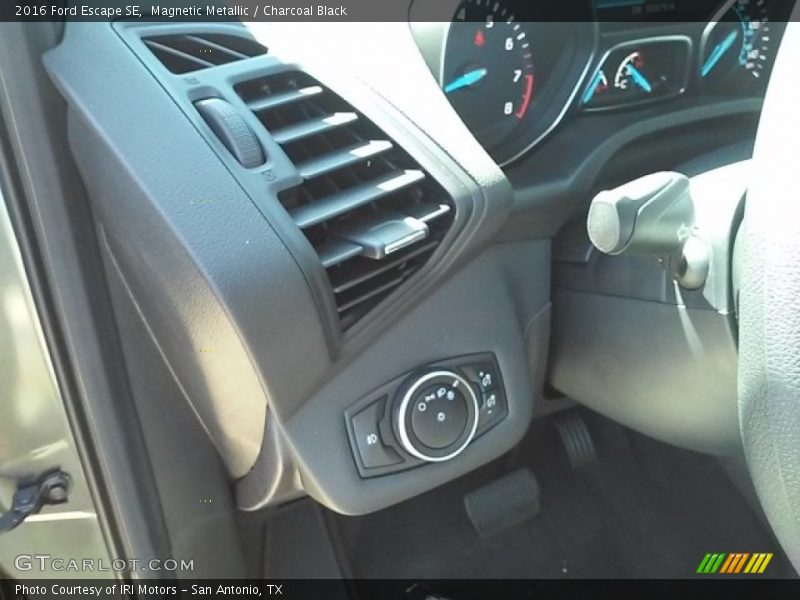 Magnetic Metallic / Charcoal Black 2016 Ford Escape SE